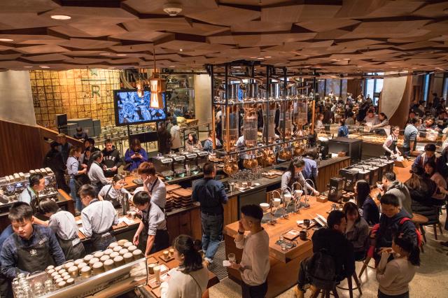 A Shanghai, Starbucks Reserve Roastery offre une expérience immersive.