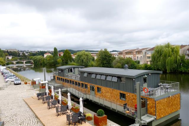 Des terrasses : vue grand large, sur la rivière, et sur la vielle ville de Périgueux avec au premier plan, la cathédrale Saint-Front