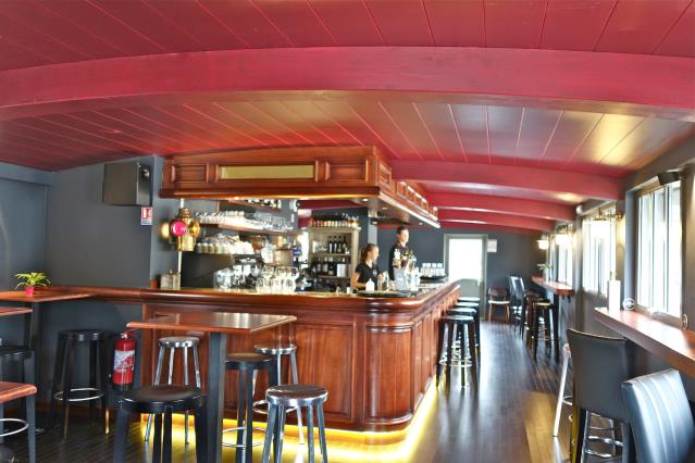 Atmosphère feutrée au bar de la Péniche