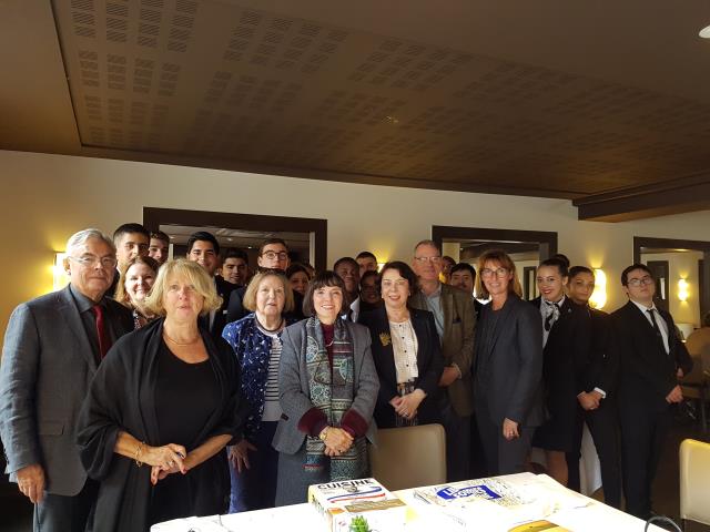 Le jury du prix Archestratre lors du déjeuner de délibération avec notamment, à g, le directeur de l'établissement, Richard Alexandre.