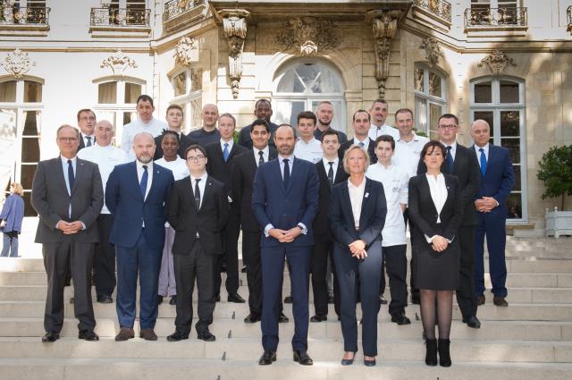 Photo souvenir autour du Premier Ministre, Edouard Philippe et de la Secrétaire d'Etat, Sophie Cluzel.