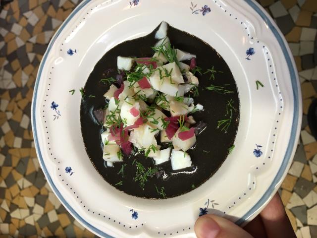 Thomas Chevrier de L'Orillon Bar est un adepte des pickles qu'il utilise pour booster ses plats ; ici, des oignons rouges relèvent une entrée à base de seiche, aneth et sauce à l'encre