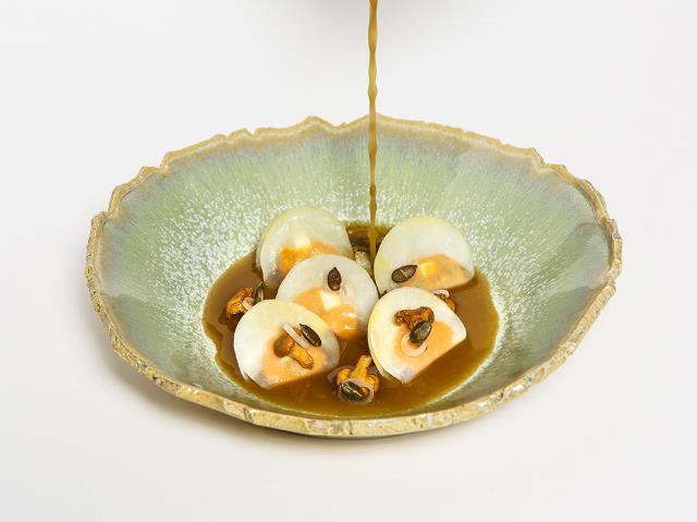 Potager : « Patiolis » de potimarron, bouillon de champignon et girolles aigrelettes.