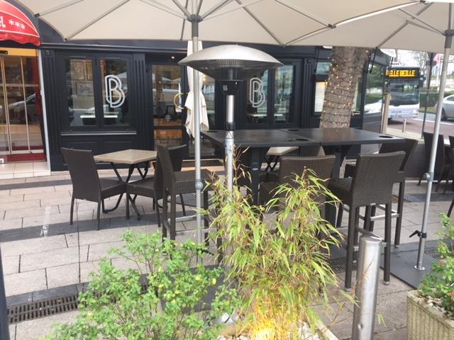 Chauffages extérieurs, parasols, crêpes et vin chaud permettent à la terrasse de la Brasserie de la gare, à Angers, de vivre toute l'année.