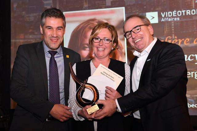 Nancy Lemieux de l'Auberge des Glacis reçoit le prix Hôtelier de l'année 2017 Vidéotron Cogeco