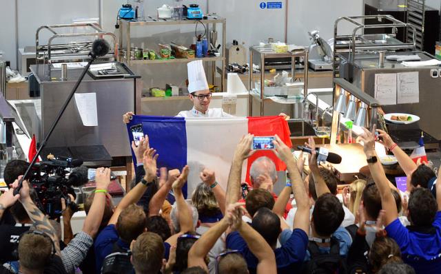 Paul Marcon ovationné par les supperters français aux 44è Worldskills competition