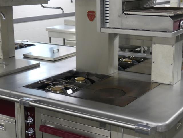 Les fourneaux des nouvelles cuisines du lycée Jessé de Forest