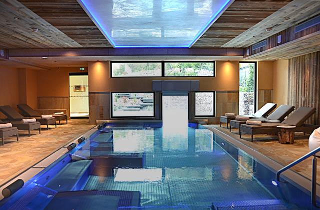 Le spa de 2500m2 compte une piscine couverte supplémentaire donnant sur u jacuzzi extérieur.