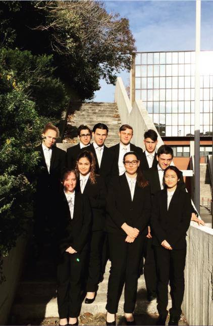 La classe Bac Pro CSR section européenne du lycée Martin Bret devant le Sofitel de Marseille