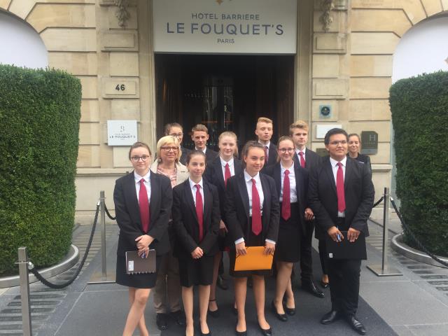 Les élèves STHR de Notre-Dame devant le Fouquet's
