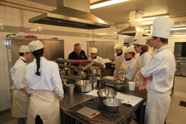 Démonstration sur le chocolat parc Pascal Pochon et réalisation d'une pièce artistique