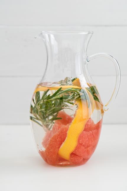 Eau aromatisée aux zestes d'oranges, au pamplemousse et au romarin.