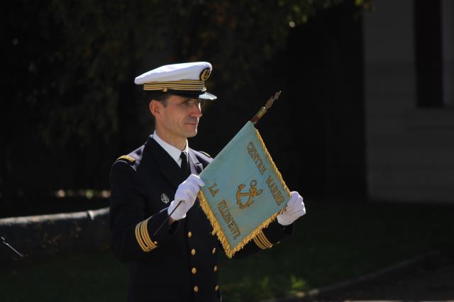 Le capitaine de vaisseau Olivier de Saint-Julien, représentant le vice-amiral d'escadre Jean-Baptiste Dupuis, directeur du personnel militaire de la Marine, a remis au capitaine de corvette Ludovic Martinez, le fanion de la nouvelle unité de Service Milit
