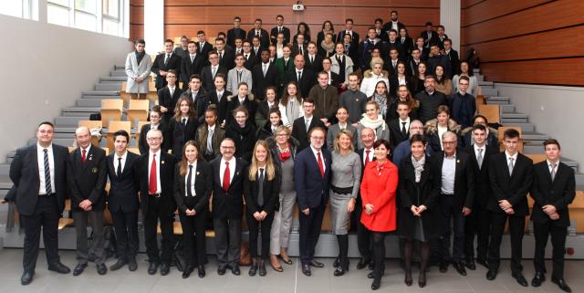 Philippe Faure-Brac et Karine Natale (au premier rang) avec les intervenants et élèves présents lors de cette rencontre de promotion du métier de sommelier.