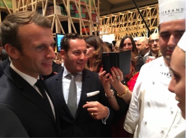 Le président Emmanuel Macron et Bruno de Monte, directeur de FERRANDI Paris sur le stand de l'école à Francfort