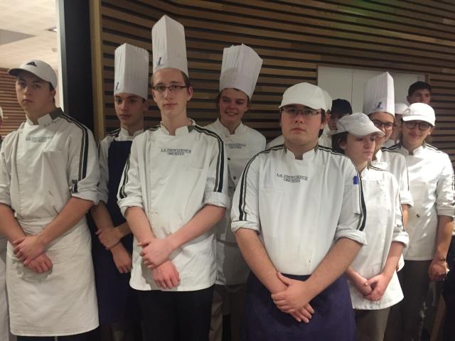 La brigade des cuisiniers du lycée d'Orchies qui assure les repas de tous les congressistes