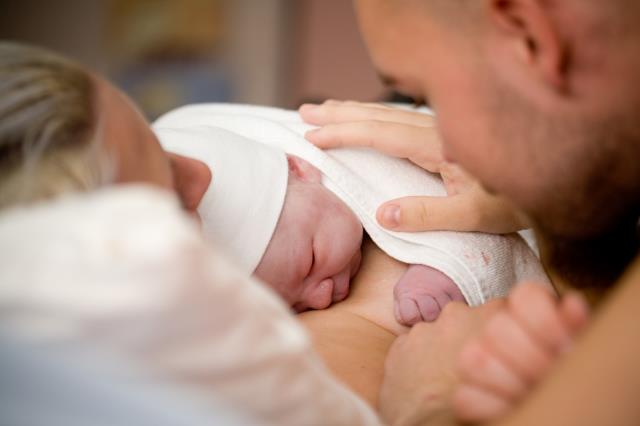 Si une naissance survient alors que le salarié est en congés payés, l'employeur devra déduire les 3 jours naissance des congés payés ou prolonger d'autant les congés du salarié.