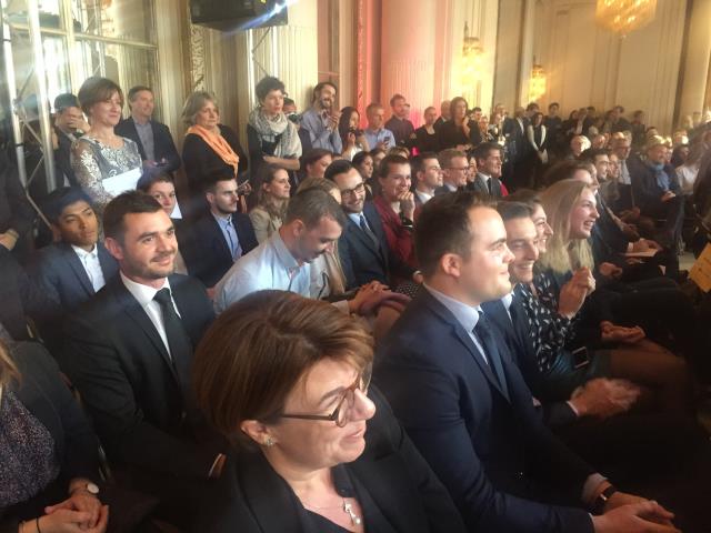 Les récipiendaires recevant les précieux conseils de leurs parrains de promotion