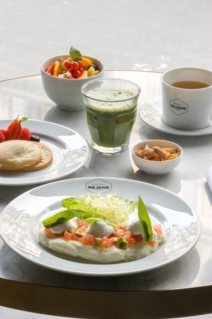 Le petit déjeuner Bien-être du Nolinski : jus détox du jour, boisson chaude, salade de fruits, galette sans gluten, omelette blanche à la brousse de brebis, avocat et tomate, fruits secs.