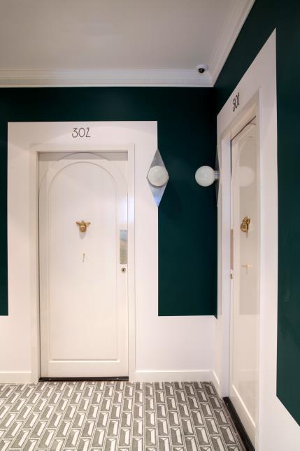 Des portes comme celles des maisons, dans les couloirs de l'Hôtel des Grands Boulevards, à Paris (2e).