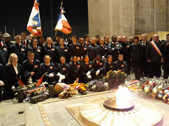Les élèves, les professeurs, des anciens combattants et les membres de la section Seine et Marne de l'Ordre National du Mérite devant la flamme du soldat inconnu