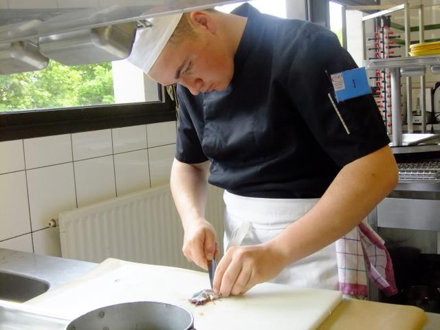 Simon Adamo en plein exercice de son art au cours des épreuves du MAF cuisine froide
