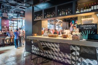 Un stand au Pennsy, le 'food hall' de la gare Penn Station, l'un des nombreux aujourd'hui à New...