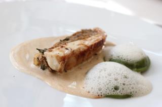 Les ravioles de blettes et foie gras accompagnent une volaille farcie