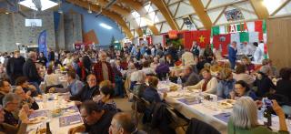 Dans le gymnase transformé en immense salle à manger. Un millier de clients pour déguster les...