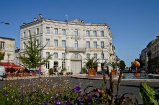 L'hôtel se situe dans un bâtiment classé, au coeur de la ville.