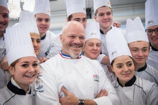 Philippe Etchebest, président du salon Exp'Hôtel, entouré de futurs professionnels pour qui des...