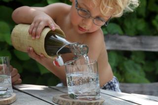 La mise en place de bouteilles de verre réutilisables dans les hôtels Six Senses n'a pas heurté les...