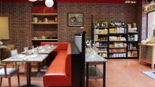 Une partie de la salle principale et l'espace épicerie du nouveau Caffè Cosi, Troyes (10)