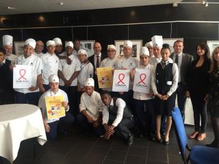 Les élèves cuisine et services qui ont préparé et servi le Menu des Chefs Solidaire, au milieu...