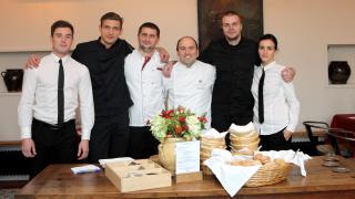 Julien Allano (3e en partant de la droite) et l'équipe qui anime le bistro de La ferme Chapouton.