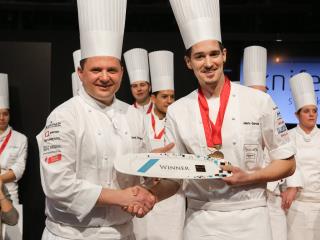 Franck Giovanini - chef de Hotel de Ville à Crissier, Président du Bocuse d'Or Suisse , remet le...