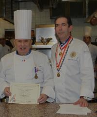 Paul Bocuse recevant les insignes de commandeur avec le président de l'Académie culinaire de France...