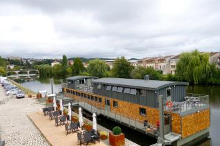 Des terrasses : vue grand large, sur la rivière, et sur la vielle ville de Périgueux avec au...