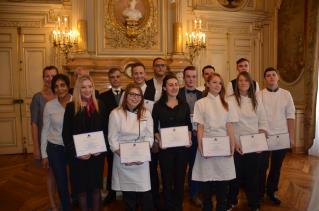 Photo souvenir des dix apprentis lauréats avec au dernier rang, Fabien Zebbar, président de...
