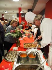 Une salle de restaurant composée de 10 tables de 5 personnes soit 50 couverts a été conçue
