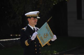 Le capitaine de vaisseau Olivier de Saint-Julien, représentant le vice-amiral d'escadre...
