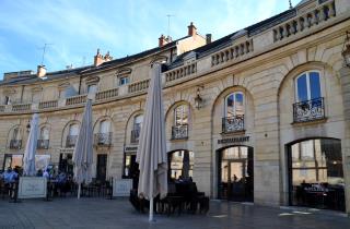 En plein coeur de la place de la Libération à Dijon, le Pré aux Clercs by Georges compte sur une...