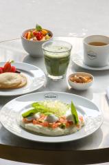 Le petit déjeuner Bien-être du Nolinski : jus détox du jour, boisson chaude, salade de fruits,...