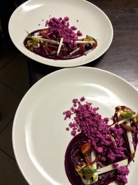Gaspacho betterave/framboise, pomme verte, oryx fumé, crème de chèvre au miel de fynboos, crumble parmesan et graine de Nara, pop-corn givré à la betterave