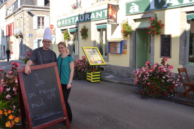 Ewelina et Cédric devant leur restaurant u, une pointe d'humour qui attire le regard des promeneurs'ici on mange mal'