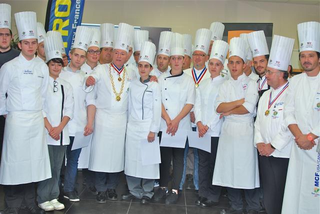 Concours MAF : les dix nominés pour la grande finale autour de Christian Têtedoie, au centre et des membres du jury une quinzaine de chefs venus de toute la France