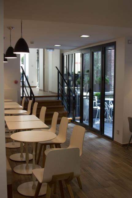 Les anciennes cuisines ont laissé place à une salle de petit-déjeuner lumineuse et un petit patio.