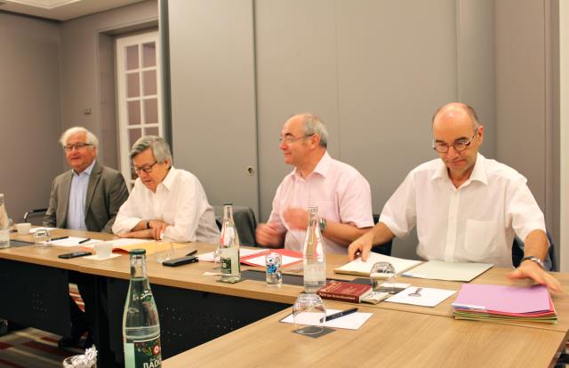 De gauche à droite : François–Xavier de Bouard, président fondateur du réseau Sélectour Afat, Pierre Denizet, président d'Angers TourismLab et à la tête du directoire d'Appart'City, Philippe Violier, directeur de l'Esthua à l'université d'Angers, et Phili
