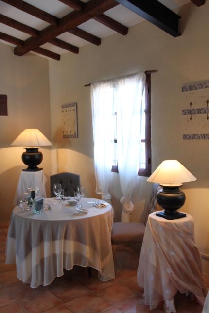 Une table d'hôtes conçue comme un restaurateur, mais réservée à la clientèle qui dort sur place.