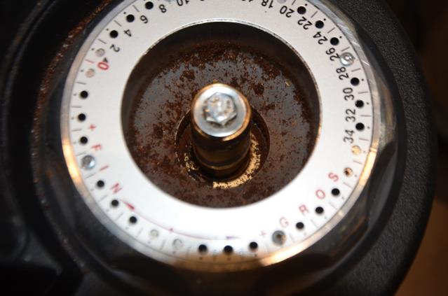 6 - Les résidus de café dans les meules avant nettoyage.